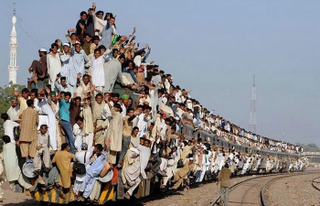 Illustration for article titled Incredible Ways People Deal with Overloaded Transit Systems in Asia